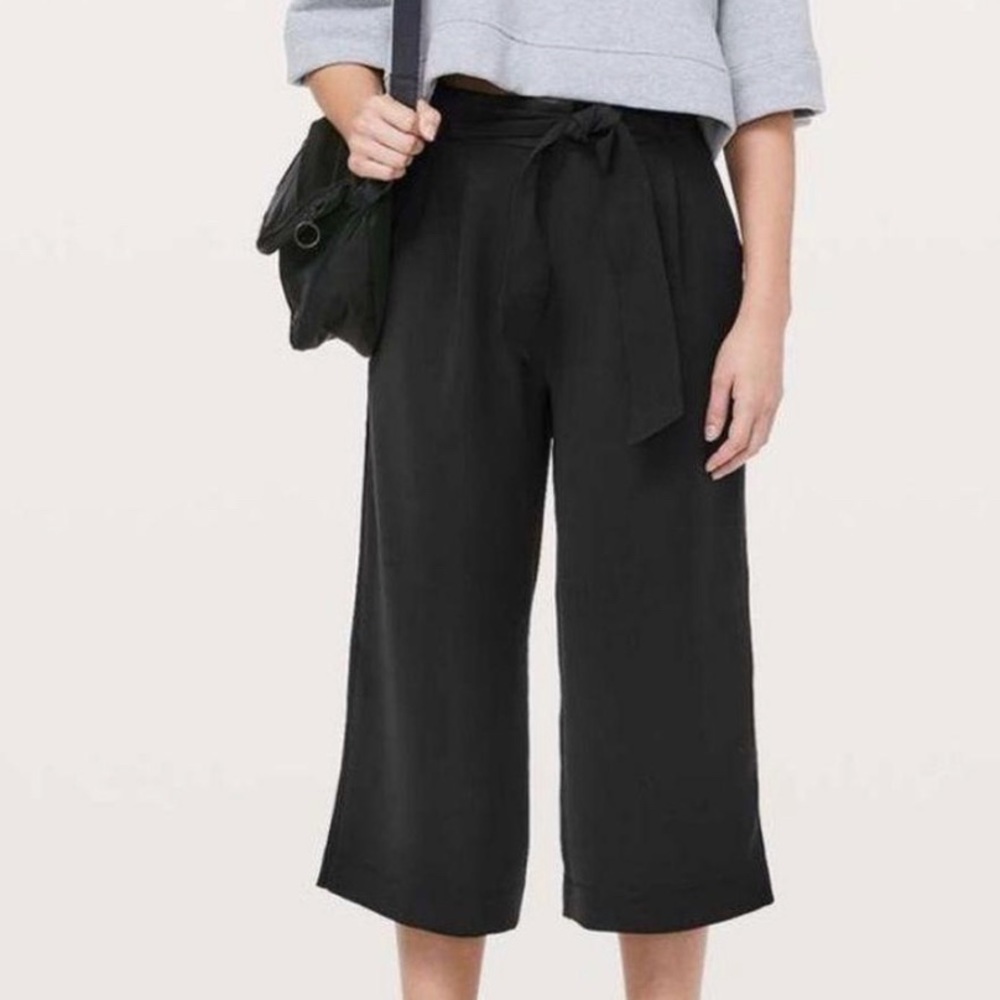 LULULEMON - Noir Crop Black Trousers